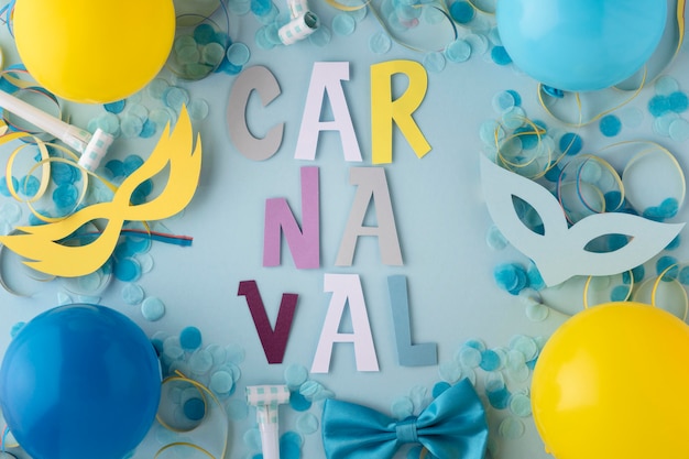 Photo gratuite carnaval mignons masques et ballons