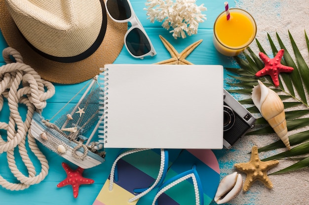 Photo gratuite carnet de notes plat avec concept de vacances