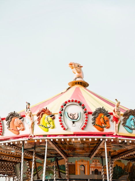 Photo gratuit carrousel au parc d&#39;attractions dans le ciel