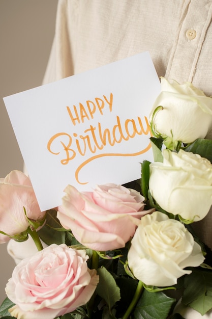 Photo gratuit carte de joyeux anniversaire avec composition florale