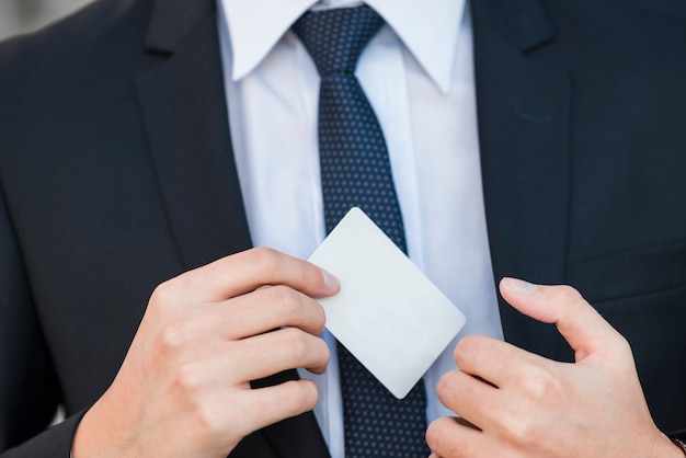 Photo gratuit carte de visite montrant un homme d&#39;affaires élégant