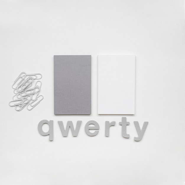 Photo gratuite cartes de visite d'affaires de papeterie et concept qwerty