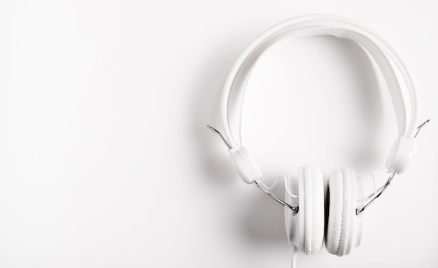 Photo gratuite casque blanc moderne pour la musique