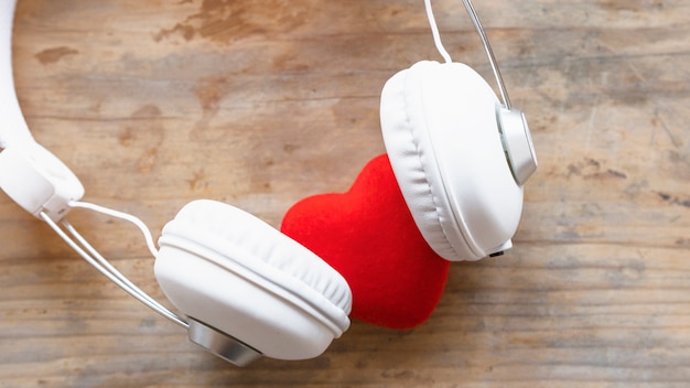 Photo gratuite casque avec coeur rouge sur une table en bois