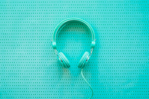 Photo gratuite casque sur fond turquoise