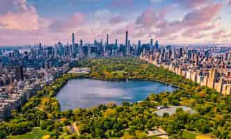 Photo gratuite central park à manhattan, new york, un immense magnifique parc entouré de gratte-ciel avec un étang