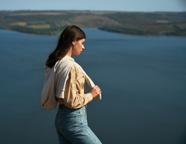 Photo gratuite charmante femme debout au sommet de la montagne à la baie de bakota