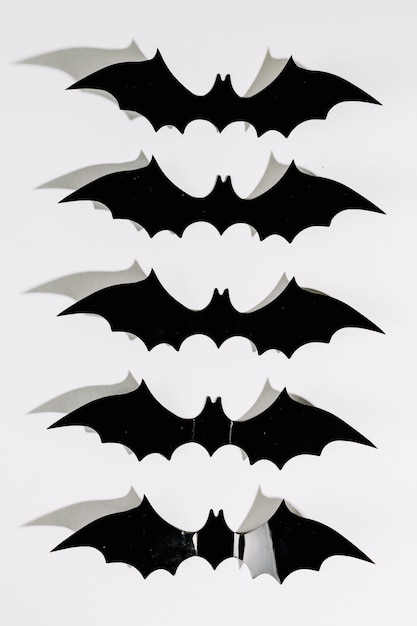 Photo gratuite chauve-souris en plastique noir d'halloween en ligne