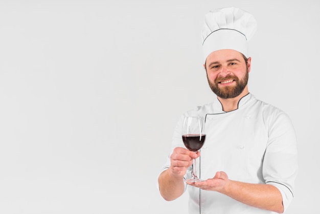 Photo gratuite chef offrant un verre de vin