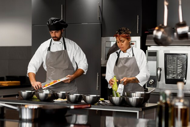 Chef travaillant ensemble dans une cuisine professionnelle