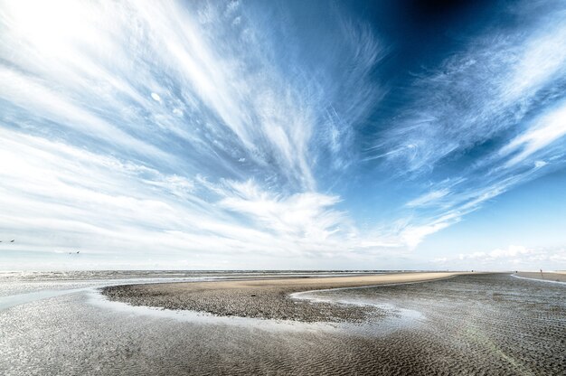 Ciel nuageux sur l'île sèche