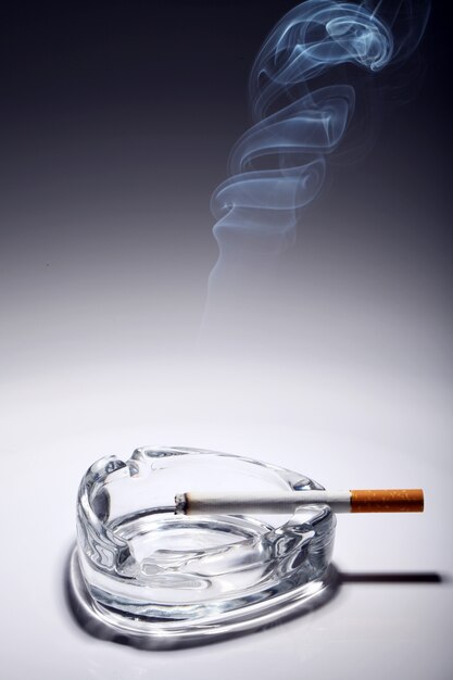 Photo gratuite cigarette dans le cendrier