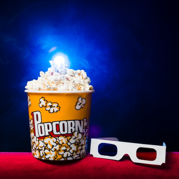 Photo gratuite cinéma avec boîte à pop-corn