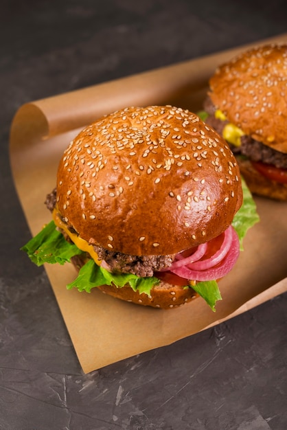 Photo gratuite close-up délicieux hamburgers au bœuf et à l'oignon