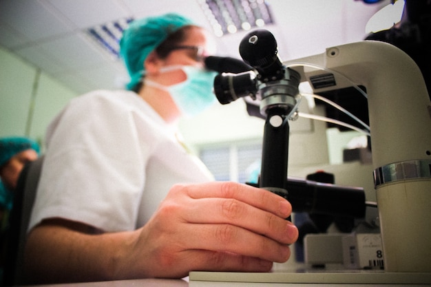 Close-up de la femme travaillant dans le laboratoire