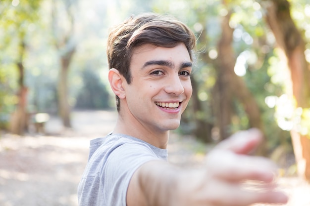 Photo gratuite close-up de gars profiter des exercices de yoga