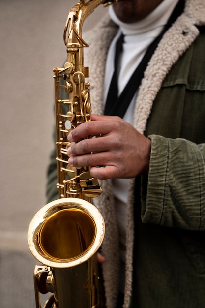 Photo gratuite close up musicien jouant du saxophone