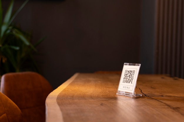 Photo gratuite code qr sur le comptoir d'un bar