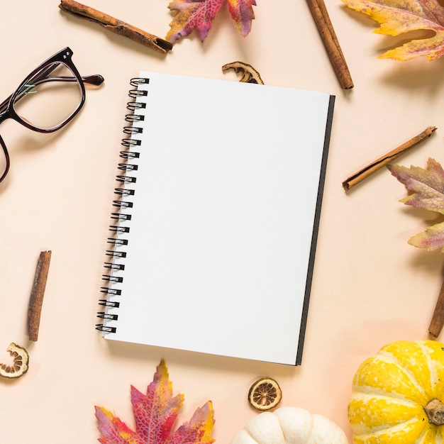 Composition d&#39;automne avec le bloc-notes