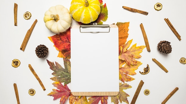 Composition d&#39;automne avec le presse-papiers