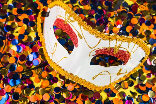 Photo gratuite composition colorée de carnaval avec des masques