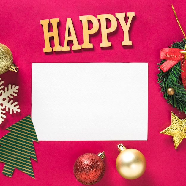 Photo gratuite composition de noël avec du papier et des lettres