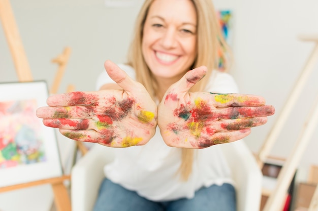 Composition de peinture avec modèle féminin