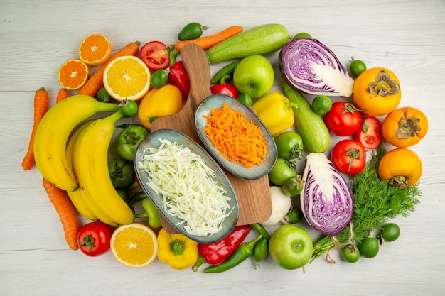 Photo gratuite composition végétale vue de dessus avec des fruits sur fond blanc