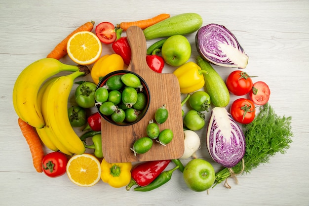 Photo gratuite composition végétale vue de dessus avec des fruits sur fond blanc