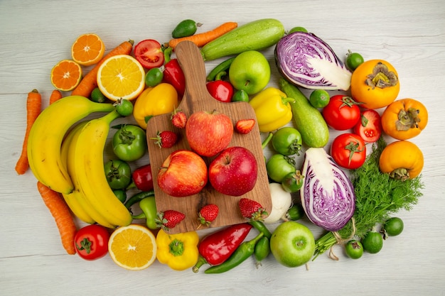 Photo gratuite composition végétale vue de dessus avec des fruits sur fond blanc