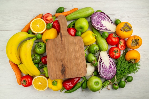 Photo gratuite composition végétale vue de dessus avec des fruits sur fond blanc