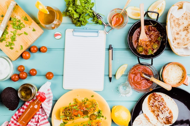 Photo gratuite concept de cuisine mexicaine avec presse-papiers