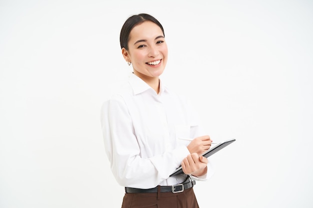 Photo gratuite concept d'entreprise et de jeunes entrepreneurs femme d'affaires prospère utilisant une tablette numérique se prépare à