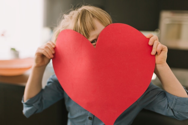 Photo gratuite concept de fête des mères avec coeur de papier