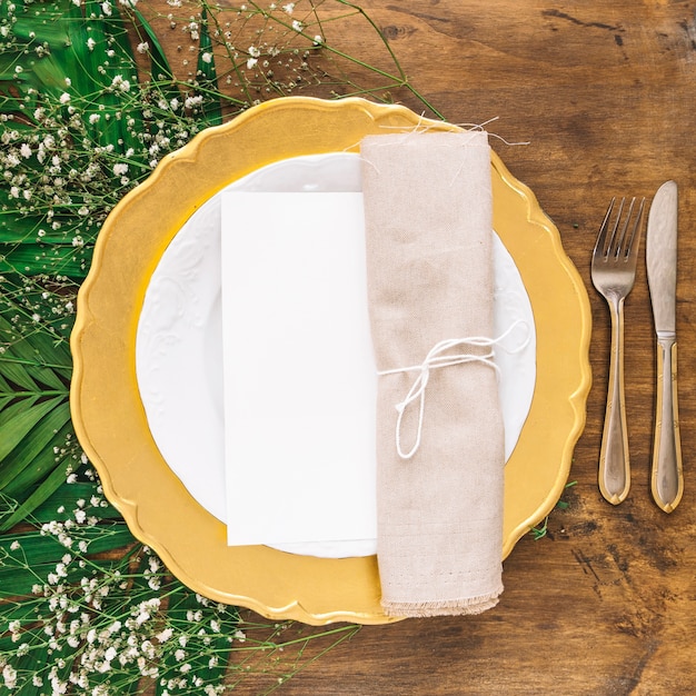 Photo gratuite concept de menu de mariage avec assiette