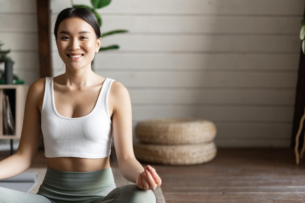 Photo gratuit concept de pleine conscience et de méditation jeune femme asiatique faisant de l'exercice à la maison méditation de yoga dans la vie...