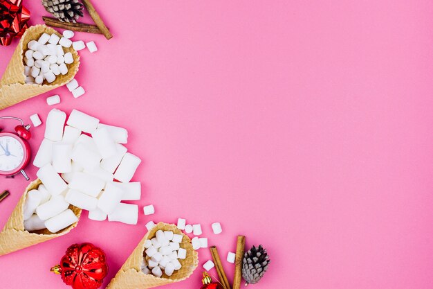 Cônes de gaufres avec des jouets de Noël sur la table