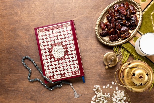 Photo gratuit coran et perles de prière sur une table en bois