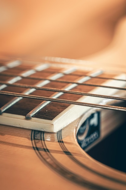 Photo gratuite cordes sur un macro shot de guitare acoustique classique