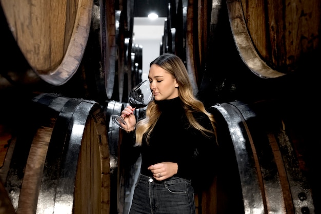 Photo gratuite coup moyen femme dégustant du vin