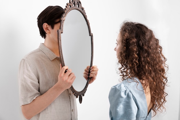 Photo gratuit coup moyen de personnes posant avec un miroir