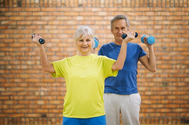 Photo gratuit couple âgé travaillant dans la salle de gym