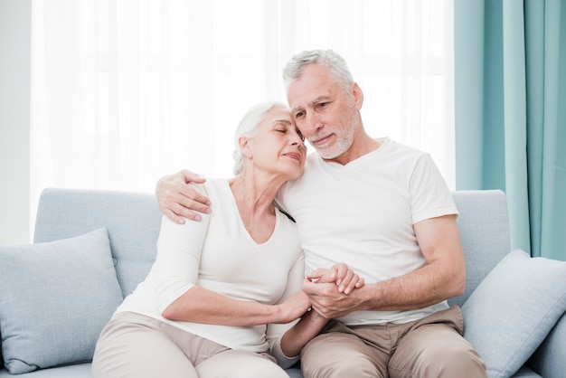 Photo gratuite couple aîné étant affectueux les uns avec les autres