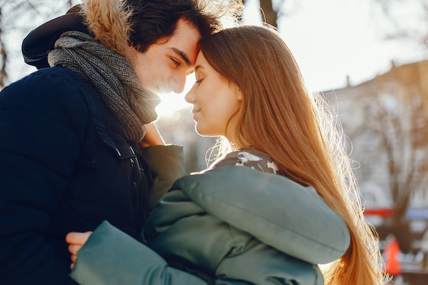 Photo gratuite couple d'amoureux marchant dans un parc d'hiver