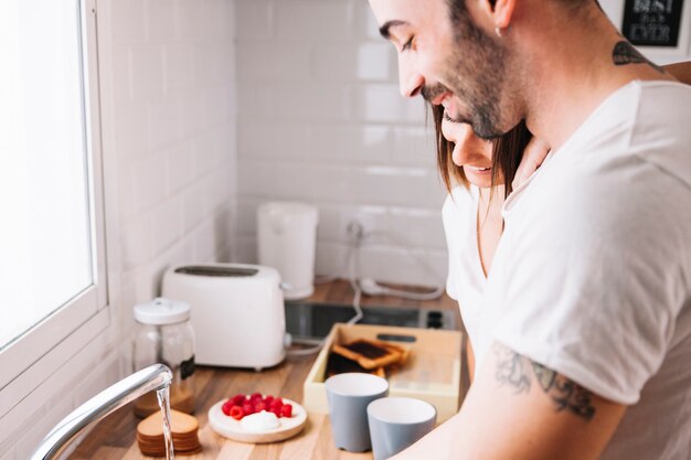 Couple debout dans la cuisine