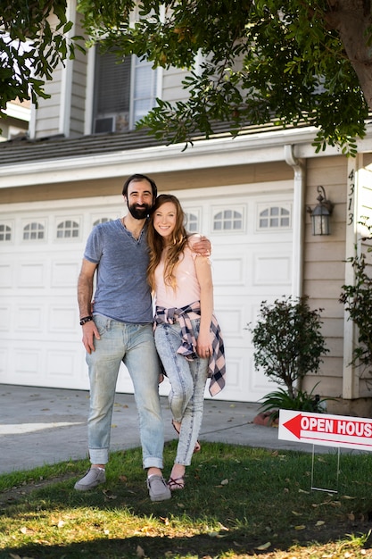 Couple déménageant dans une nouvelle maison