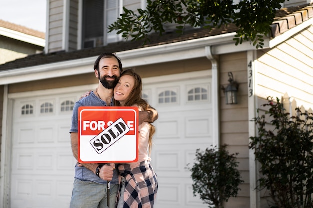 Photo gratuite couple déménageant dans une nouvelle maison