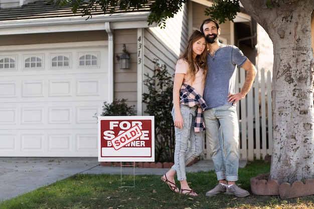 Couple déménageant dans une nouvelle maison