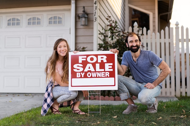 Photo gratuite couple déménageant dans une nouvelle maison