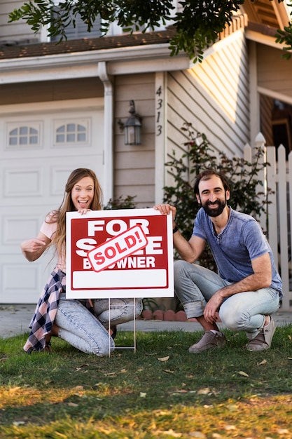 Photo gratuite couple déménageant dans une nouvelle maison